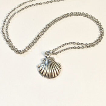 Antique Silver Scallop Shell Vintage Style Necklace - Image 2