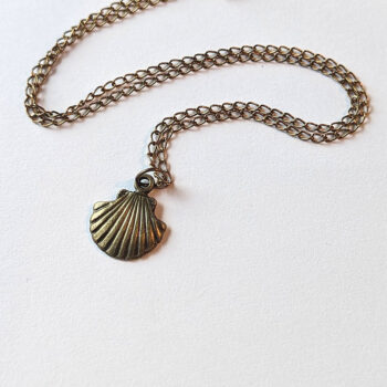 Antique Bronze Scallop Shell Vintage Style Necklace - Image 2