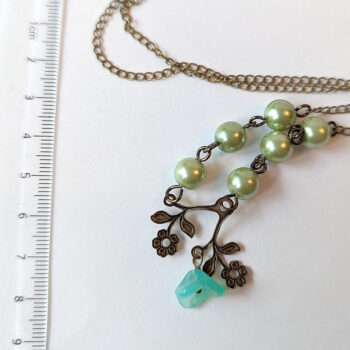 Antique Bronze Flowers Green Beads Vintage Style Necklace - Image 2