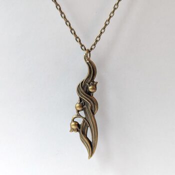 Antique Bronze Lily Flowers Vintage Style Necklace