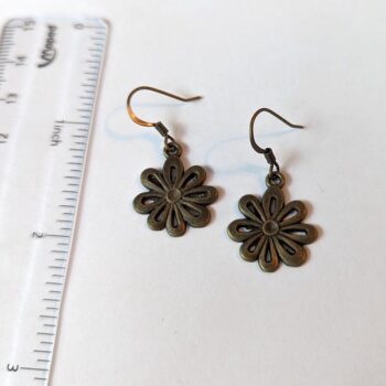 Antique Bronze Daisy Flower Vintage Style Earrings - Image 2