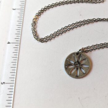 Antique Silver Daisy Disk Flower Vintage Style Necklace - Image 3