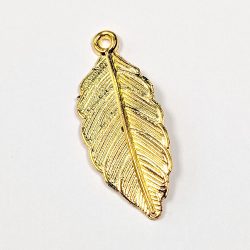 Detailed Oval Leaf Pendant Gold