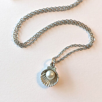 Antique Silver Scallop Shell With Pearl Necklace - Image 3