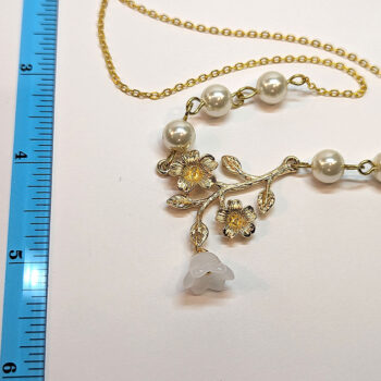 Gold Flowers White Pearl Beads Necklace - Image 3