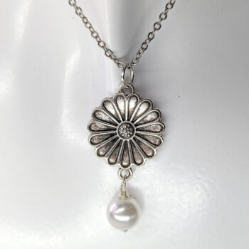 Antique Silver Solid Daisy Flower With Pearl Necklace