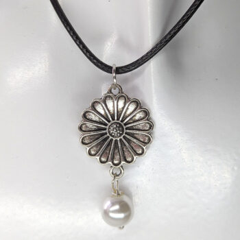 Antique Silver Solid Daisy Flower With Pearl Necklace - Image 3