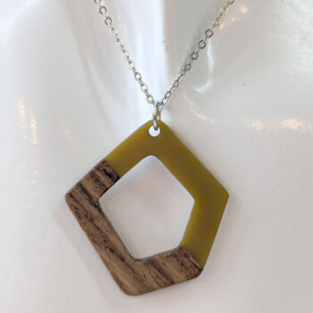 Caramel Brown Resin Wood Hollow Irregular Diamond Necklace - Image 4