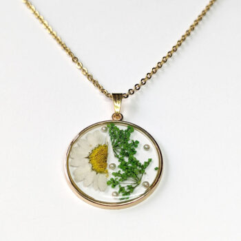 Real Dried White Flower Pearls Green Resin Round Necklace Gold