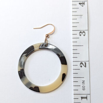 Cream Black Tortoiseshell Round Hoop Resin Earrings - Image 2